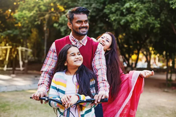 Hermosa Familia India Madre Padre Hija Montar Bicicleta Todos Juntos —  Fotos de Stock