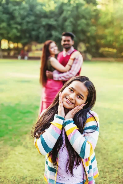 Niña India Años Mirando Cámara Mientras Sus Padres Miran Por — Foto de Stock