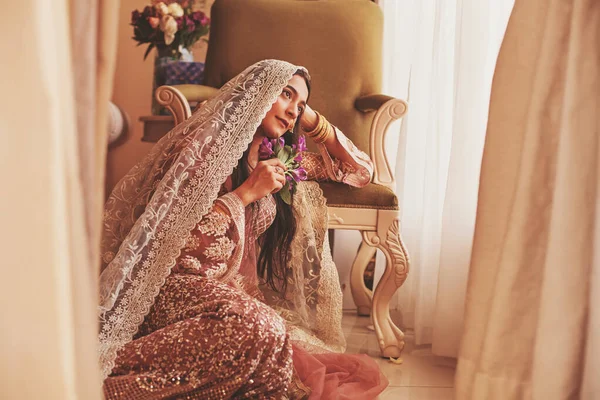 华丽的老式风格印度新娘坐在一个豪华酒店房间里 身穿传统的连帽衫 头戴黄帽 — 图库照片