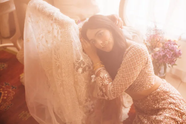 Gorgeous Vintage Style Indian Bride Sitting Luxury Hotel Room Wearing — Stock Photo, Image