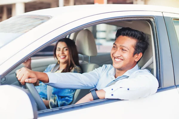 Indischer Mann Und Frau Auto Stockbild