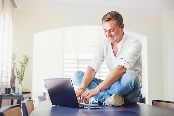 Schöner Kaukasischer Mann Der Von Hause Aus Einem Haus Arbeitet — Stockfoto