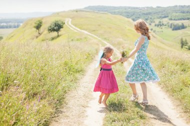 Anne ve kızı çayır on dans