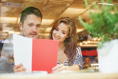 Çift oturma kapalı içinde kafe