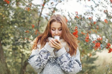 Ormanda çay içme kadın