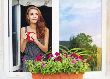 Kadın sabah kahve keyfi bir balkon