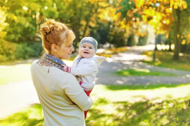 çocuğunu tutan kadın