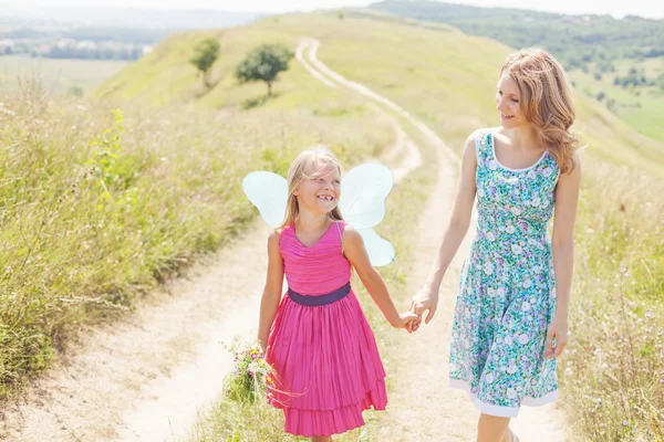 Moeder en dochter in het veld — Stockfoto