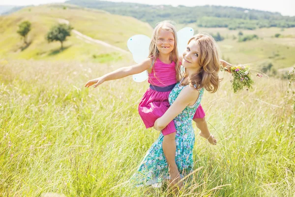 Mor och dotter på fältet — Stockfoto