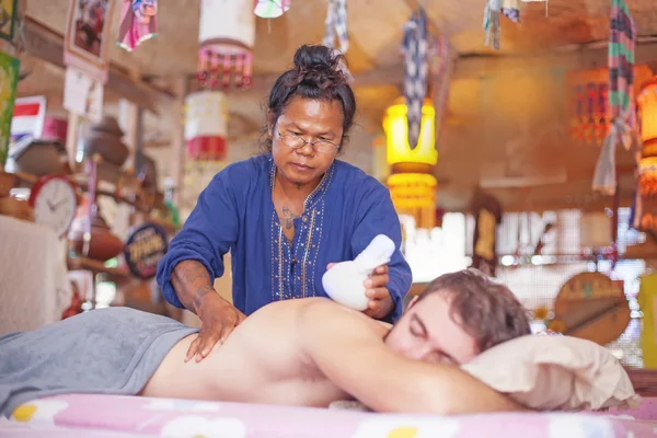 Masseur doing back massage — Stock Photo, Image