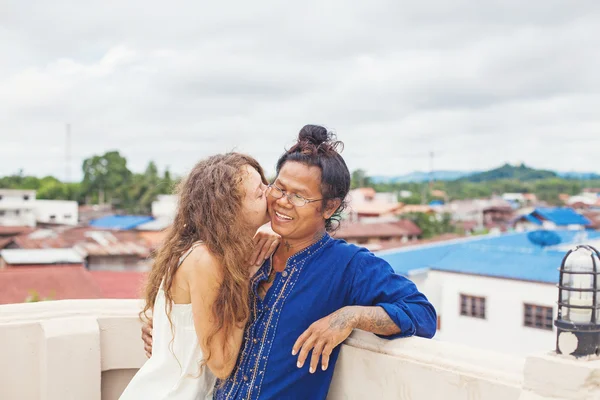 Russo mulher beijos tailandês homem — Fotografia de Stock