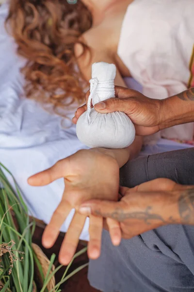 Vrouw met traditionele kruiden massage — Stockfoto