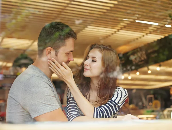 Casal sentado dentro de casa no café — Fotografia de Stock