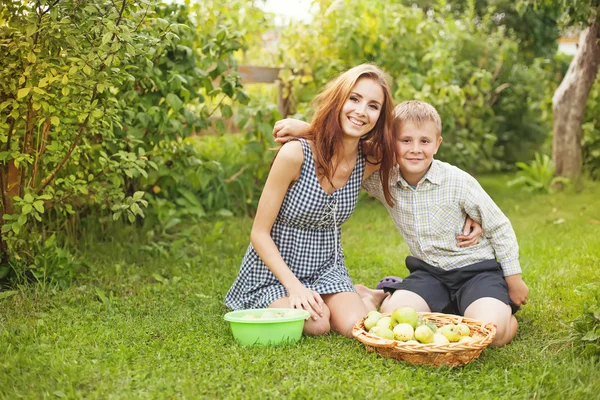 Brother and sister harvesting — Stock Photo, Image