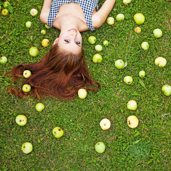 Mooie vrouw portret met appels — Stockfoto