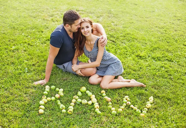 Pareja sentada con manzanas crudas — Foto de Stock