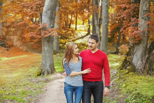 Couple dans le parc d'automne — Photo