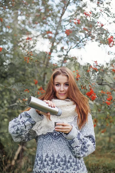 Mujer bebiendo té en el bosque — Foto de Stock