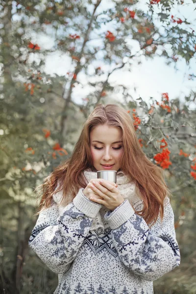 Kvinnan dricka te i skogen — Stockfoto