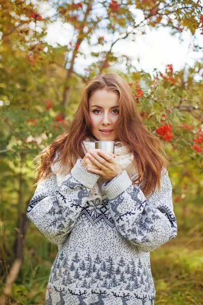 Woman drinking tea  in the forest — Stock Photo, Image