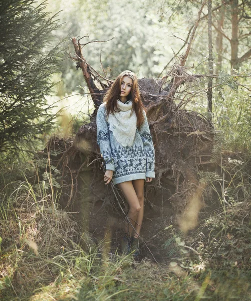 Meisje die zich voordeed op de natuur in het bos — Stockfoto