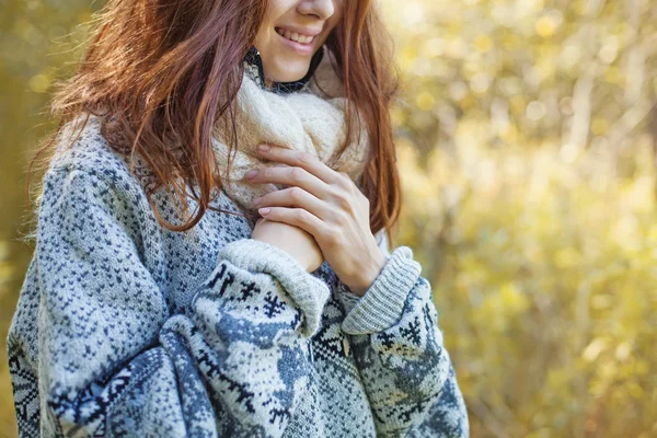 年轻女子穿毛衣 — 图库照片