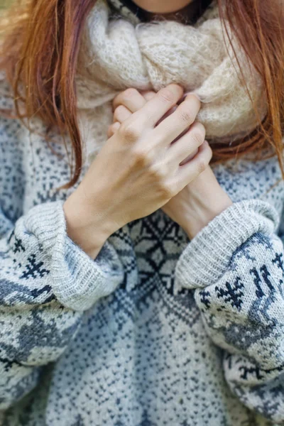 Giovane donna in maglione — Foto Stock