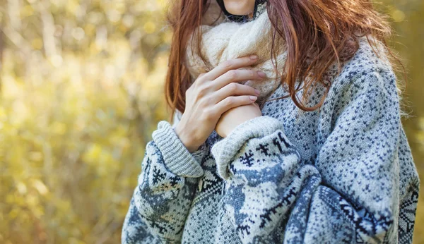 Jonge vrouw in trui — Stockfoto