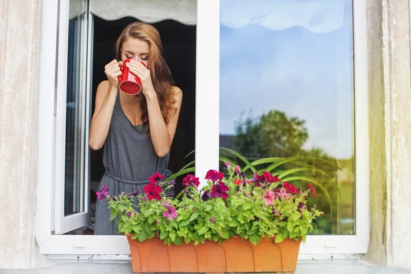 Kadın sabah kahve keyfi bir balkon — Stok fotoğraf