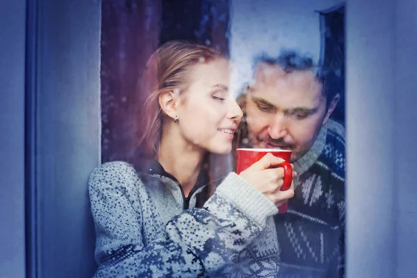 Casal com xícara de café em casa — Fotografia de Stock