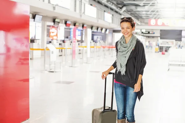 Chica con una bolsa de viaje en el aeropuerto — Foto de Stock