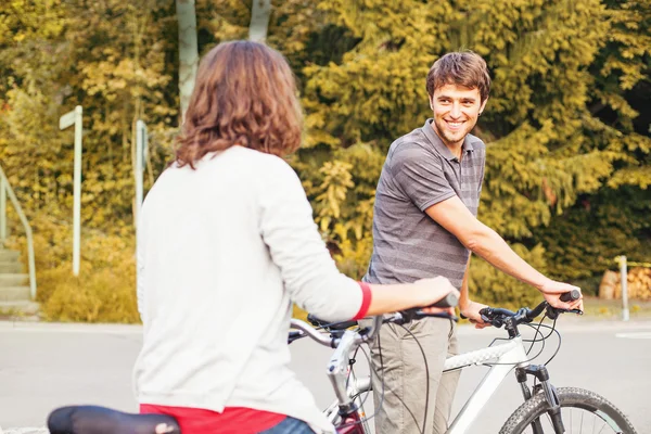 女孩和男孩在一起骑自行车 — 图库照片