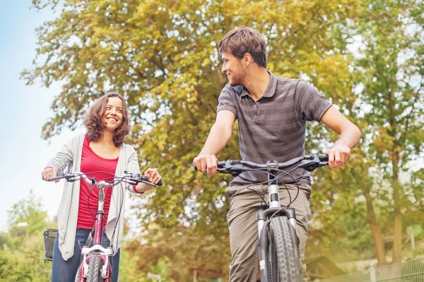 Tjej- och cykling tillsammans — Stockfoto