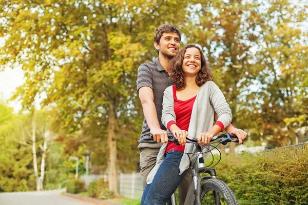 Couple chevauchant ensemble vélo — Photo