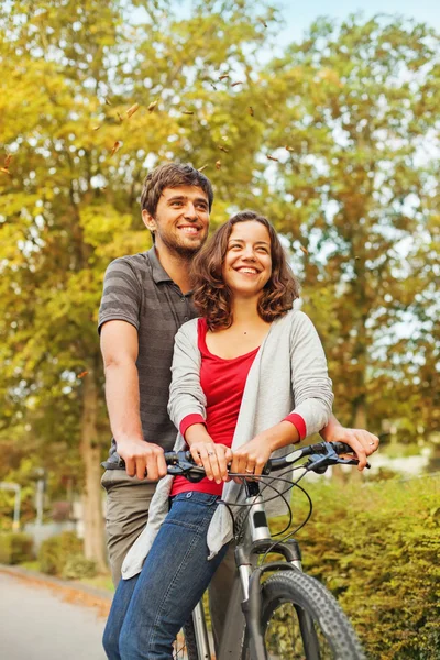 Casal andar de bicicleta juntos — Fotografia de Stock