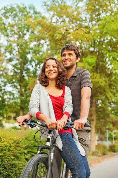 Couple chevauchant ensemble vélo — Photo