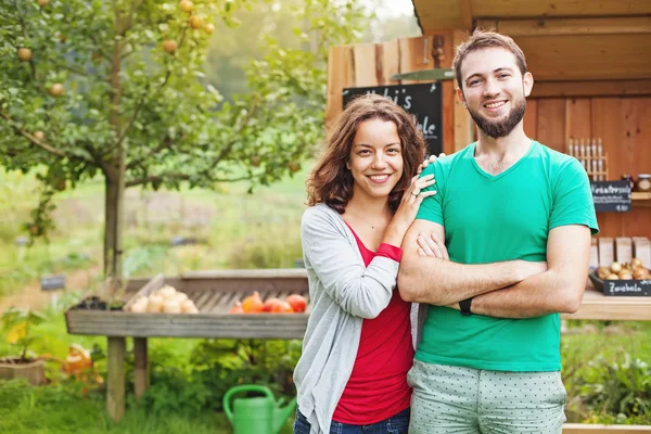 Pareja de agricultores en otoño —  Fotos de Stock