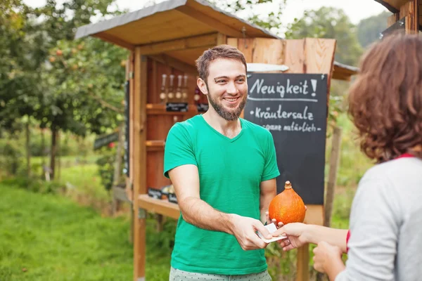 Jungbauer verkauft Gemüse — Stockfoto