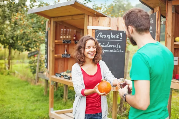 Fiatal mezőgazdasági termelő eladja zöldség — Stock Fotó