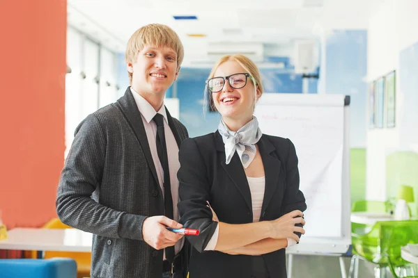 Man en vrouw een presentatie maken — Stockfoto