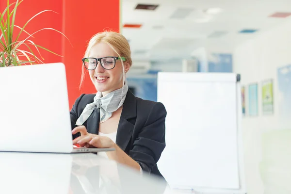 Businesswoman  working on computer — Stock Photo, Image