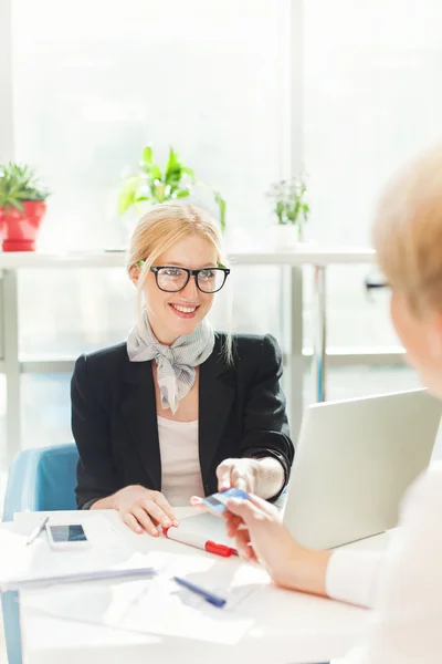 Travailleur émettant une carte de crédit à un client — Photo