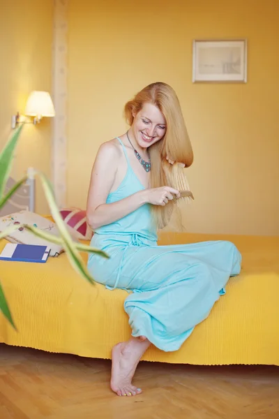 Woman brushing her   hair — Stock Photo, Image