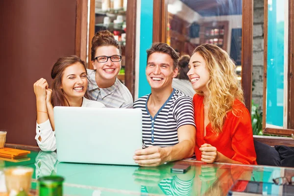 Personas con portátil en la cafetería — Foto de Stock