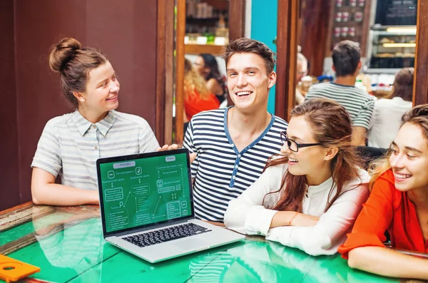 La gente discutiendo diagramas en la pantalla de la computadora portátil — Foto de Stock