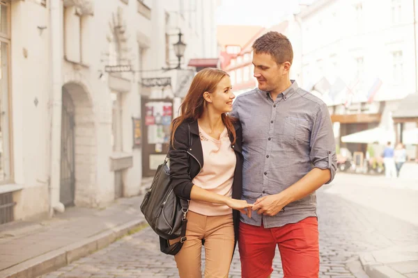 тревожные признаки на первом свидании фото. на первом свидании берет за руку. держатся за руки. парень с девушкой идут. парень с девушкой за ручку.