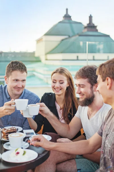 Människor njuter av kaffe tillsammans — Stockfoto