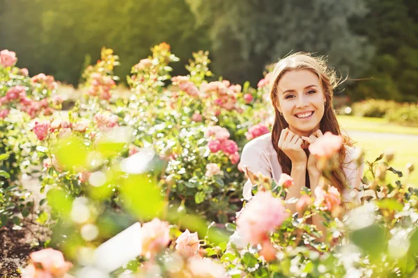 Γυναίκα σε έναν κήπο με τριανταφυλλιές — Φωτογραφία Αρχείου