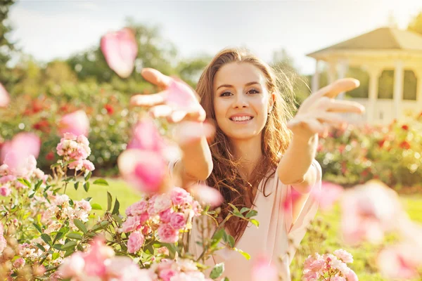 Žena v růžové zahradě — Stock fotografie