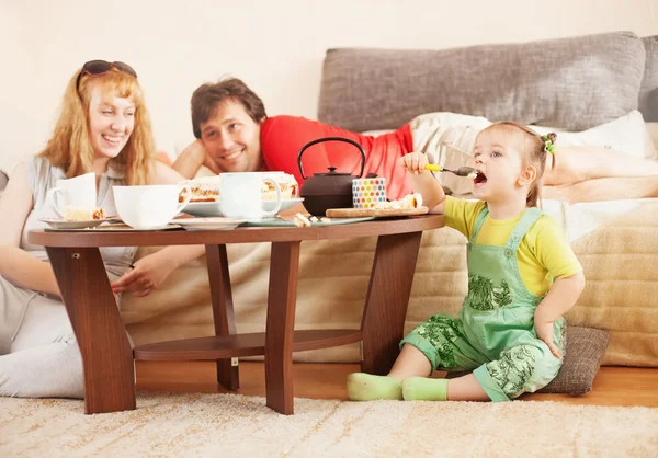 Familie mit Kind isst zusammen — Stockfoto